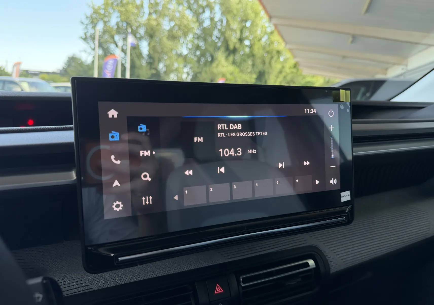 Écran tactile central de la Citroën C3 E-C3 113 MAX 2025 affichant la radio FM, intérieur moderne et épuré.