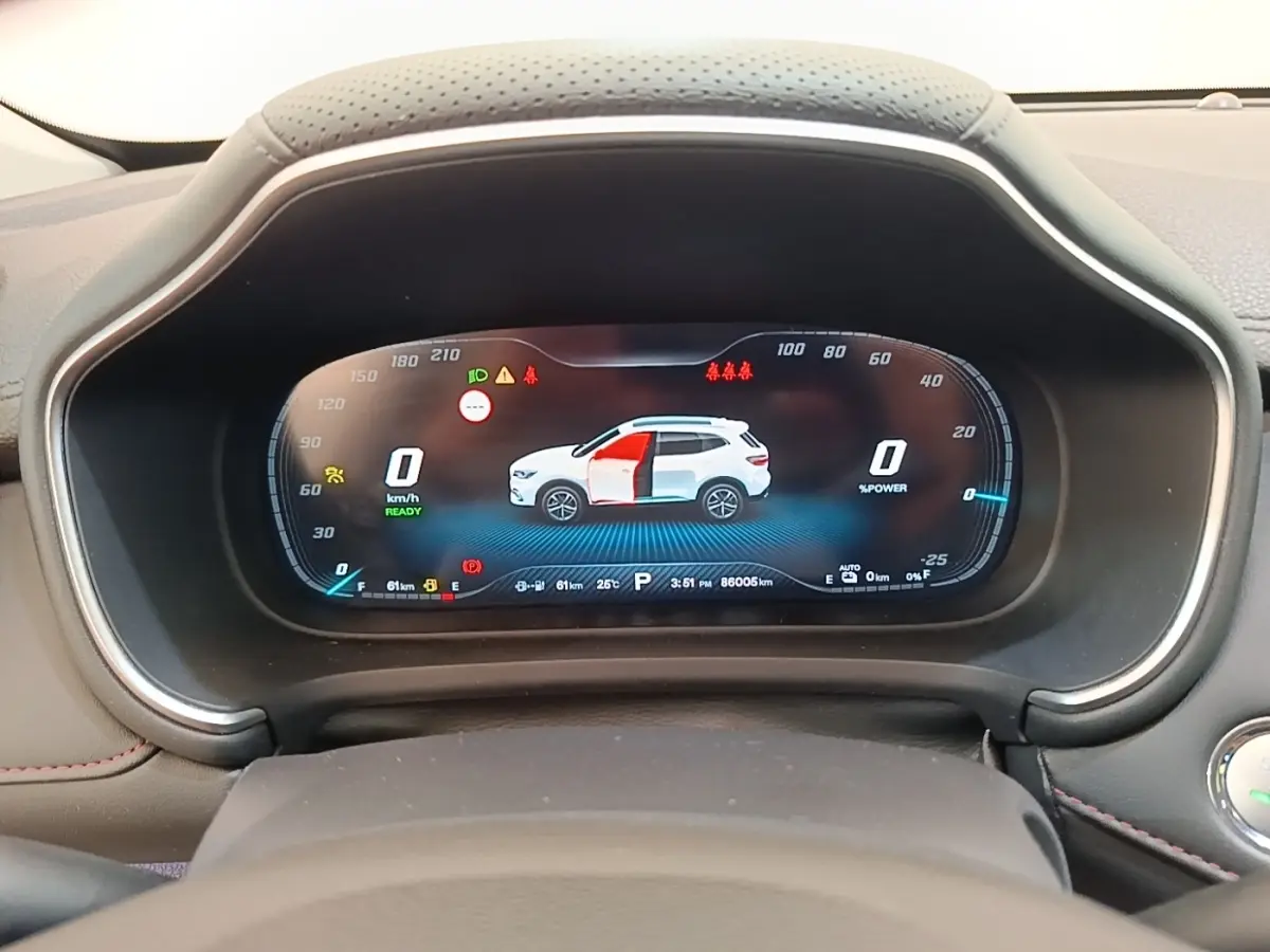 Affichage numérique du tableau de bord MG Motor EHS 1.5T PHEV, montrant un SUV blanc avec porte ouverte côté gauche.