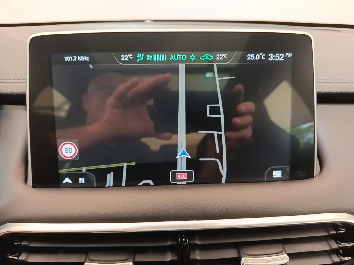 Écran tactile central du tableau de bord du MG Motor EHS 2023 affichant la navigation GPS en intérieur beige.