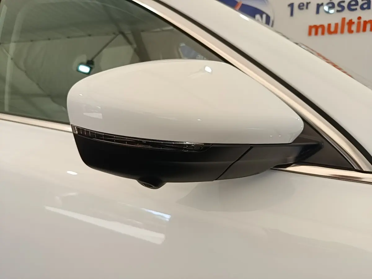 Rétroviseur droit blanc avec clignotant intégré et caméra sous le miroir sur MG Motor EHS hybride 2023.