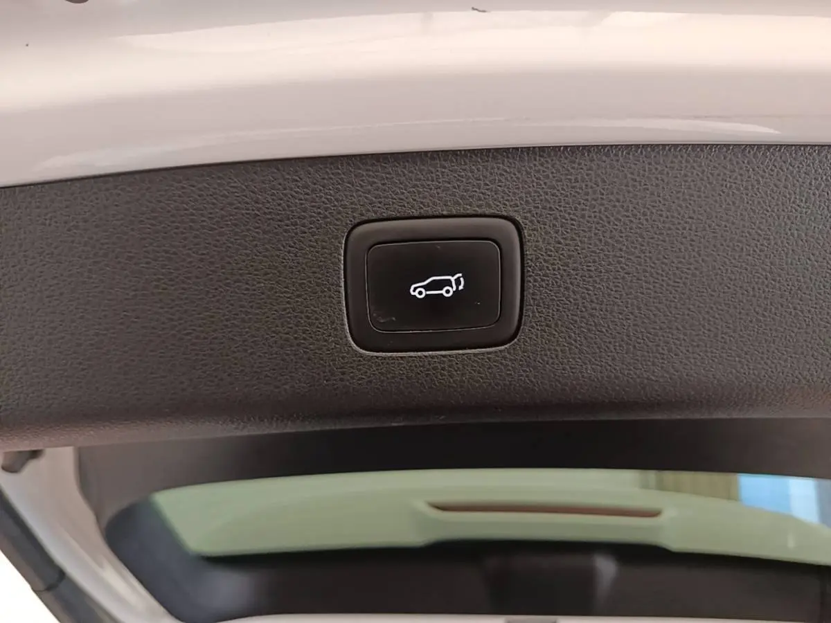 Bouton de fermeture électrique du coffre sur le hayon intérieur d’un MG MOTOR EHS blanc hybride rechargeable.