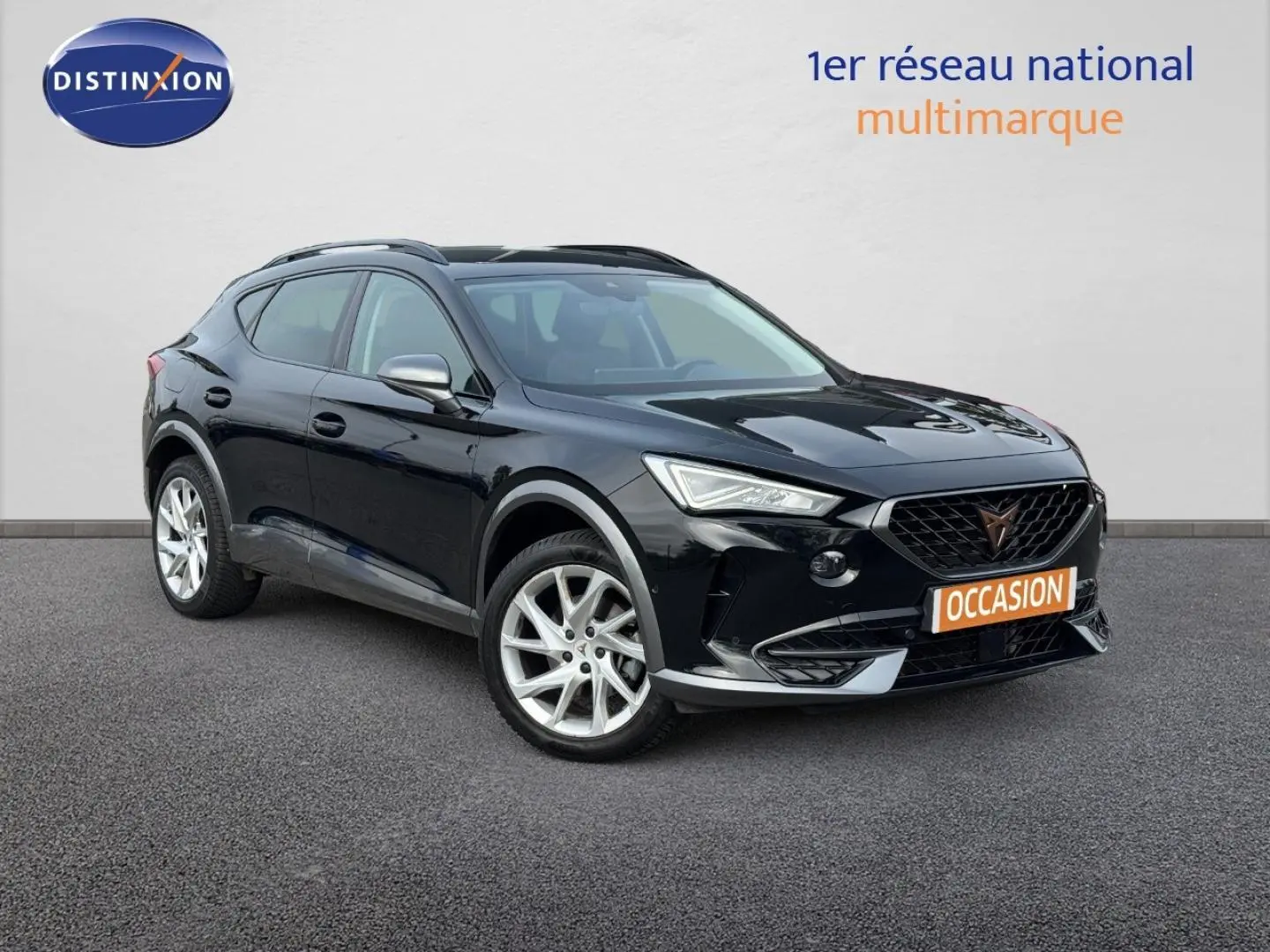 SUV CUPRA Formentor noir métallisé vu en 3/4 avant droit avec jantes alu et calandre distinctive.