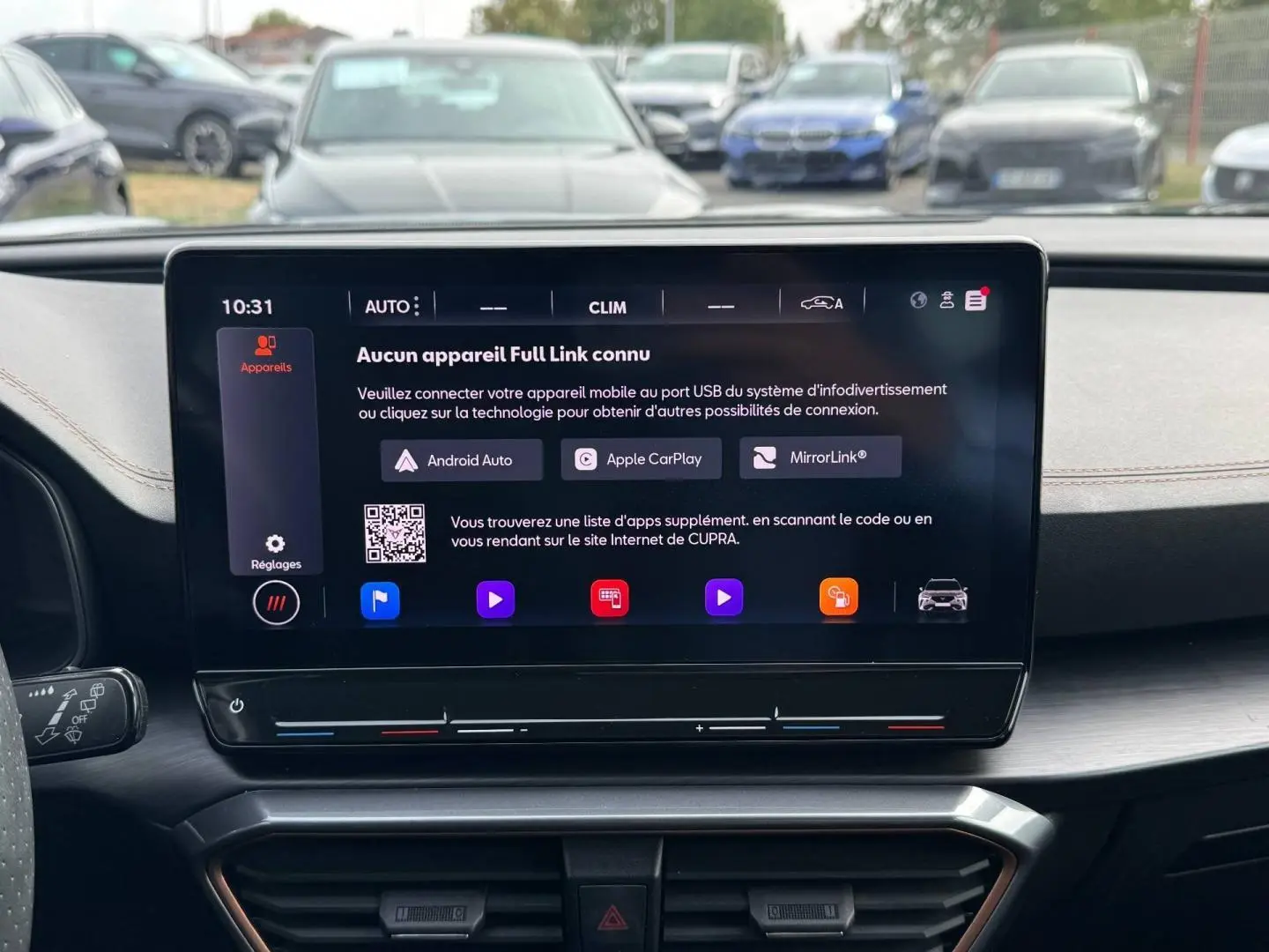 Écran tactile central du tableau de bord du CUPRA Formentor 2.0 TDI noir, affichant les options de connectivité mobile.