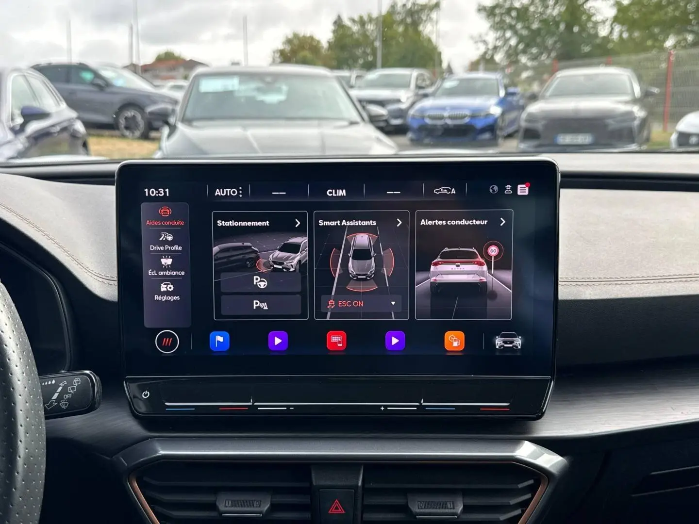 Vue intérieure centrée sur l'écran tactile du tableau de bord du CUPRA Formentor 2.0 TDI noir, affichant les aides à la conduite.