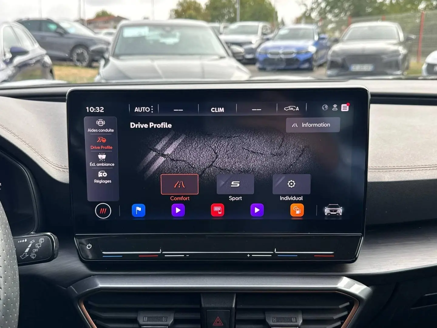 Vue intérieure centrée sur l'écran tactile du tableau de bord du CUPRA Formentor 2023 avec commandes de mode de conduite.