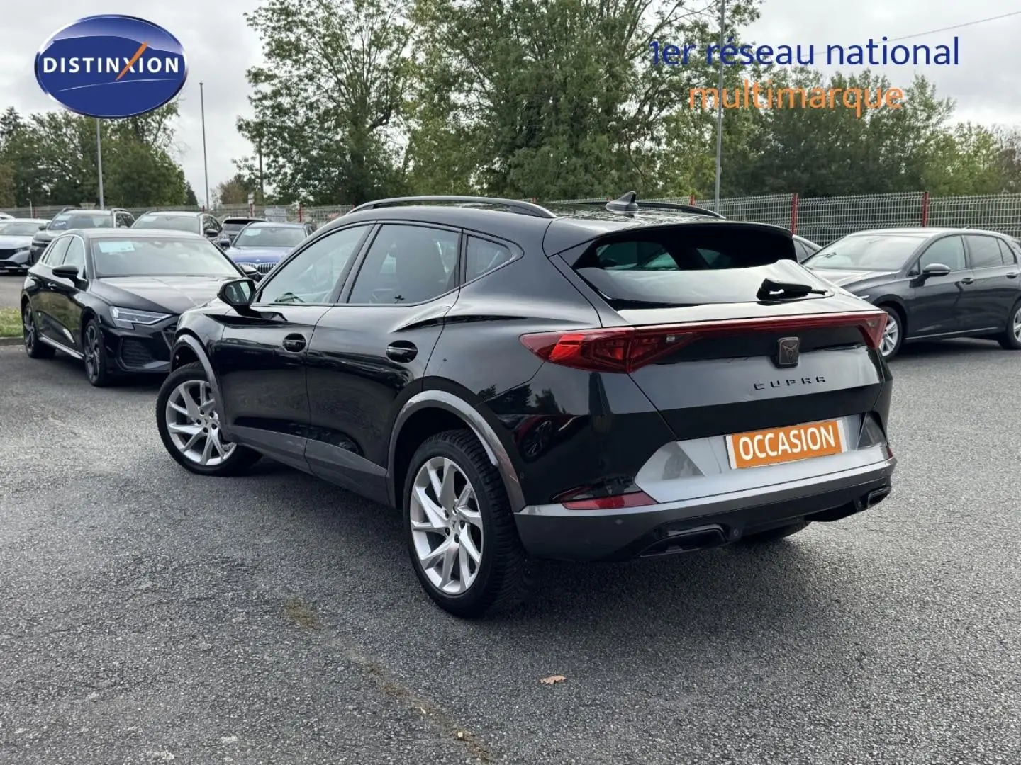 Vue 3/4 arrière droite d'un CUPRA Formentor 2.0 TDI noir minuit métallisé avec jantes alu et feux arrière LED.