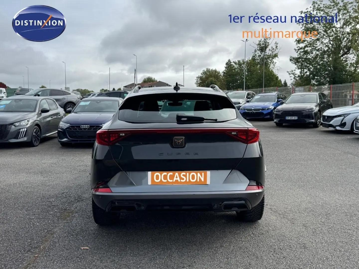 Vue arrière d'une CUPRA Formentor 2.0 TDI 150ch V noire Minuit métallisée avec feux LED et double sortie d'échappement.