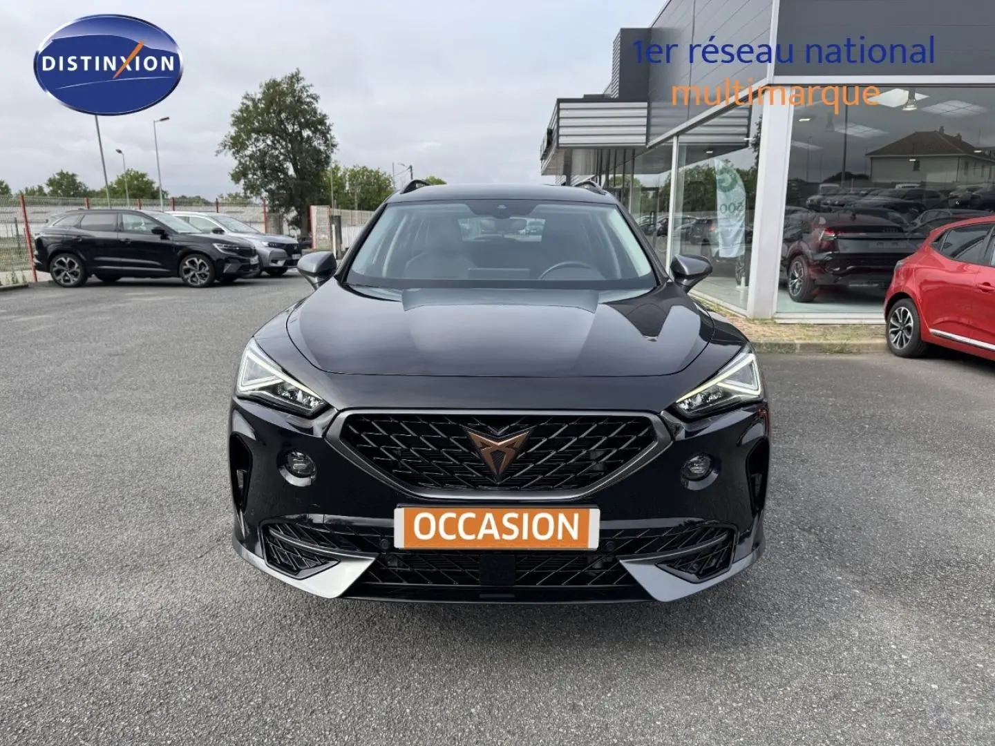 Vue avant d'un CUPRA Formentor noir Minuit métallisé avec calandre distinctive et phares LED allumés.