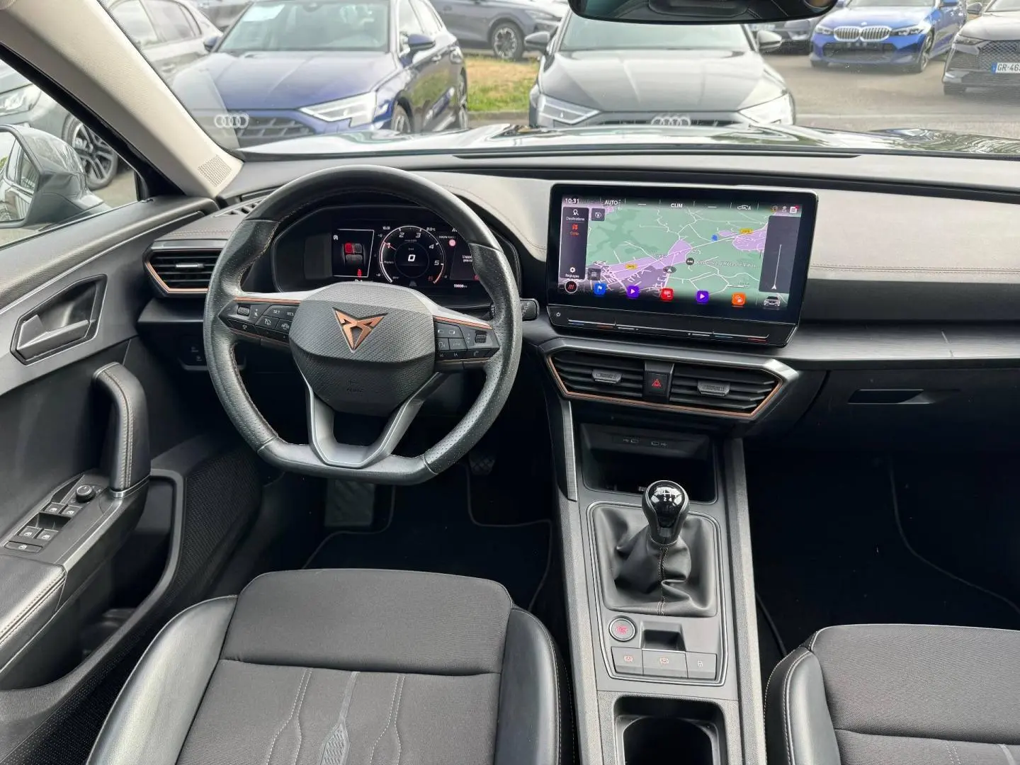 Vue intérieure avant du CUPRA Formentor 2.0 TDI 150ch avec volant sport, écran tactile et levier de vitesse manuel noir.