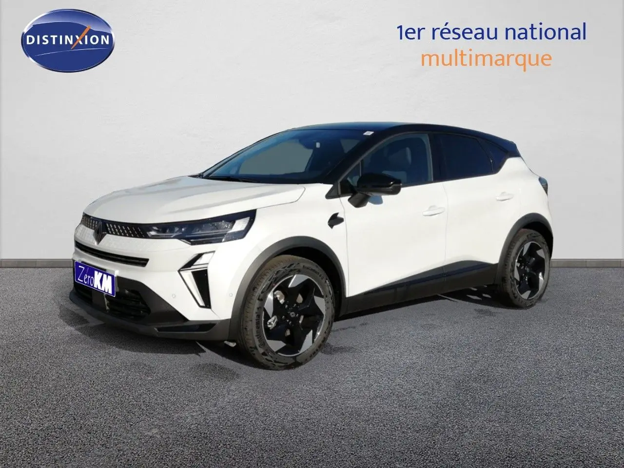 Renault Captur E-Tech hybride blanc nacré avec toit noir, vue 3/4 avant droit sur fond neutre.