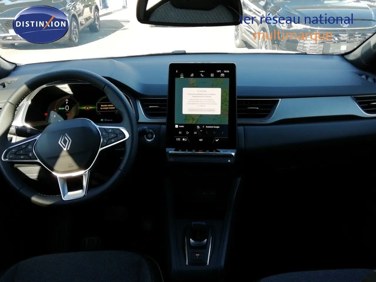 Intérieur avant du Renault Captur E-Tech 2026, vue centrée sur le tableau de bord avec écran tactile vertical et volant multifonction.