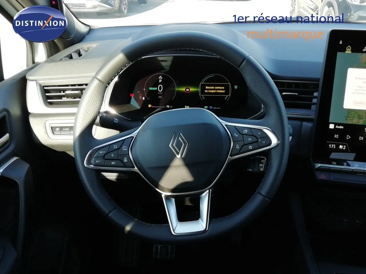 Vue rapprochée du volant multifonction et du tableau de bord numérique du Renault Captur E-Tech hybride 2026.