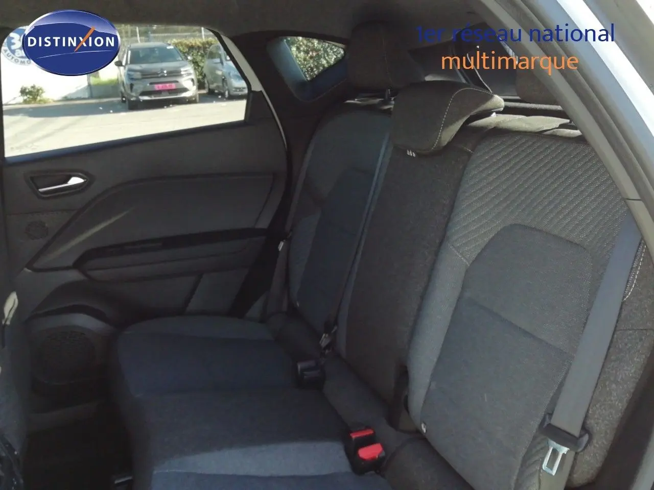 Vue intérieure montrant la banquette arrière en tissu gris foncé du Renault Captur E-Tech hybride 2026.