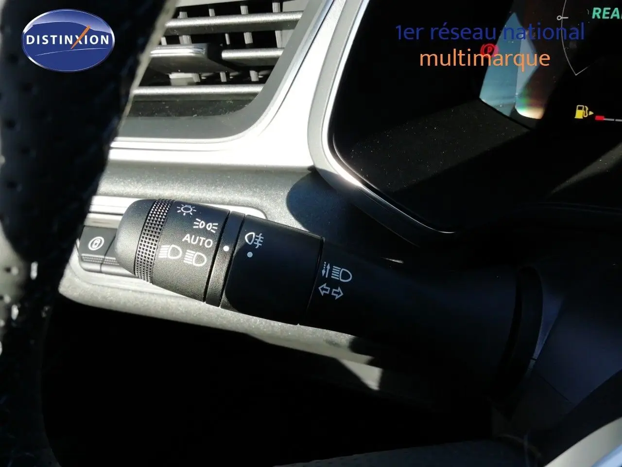 Gros plan sur la commande des feux et clignotants du Renault Captur E-Tech 2026, intérieur noir et gris.