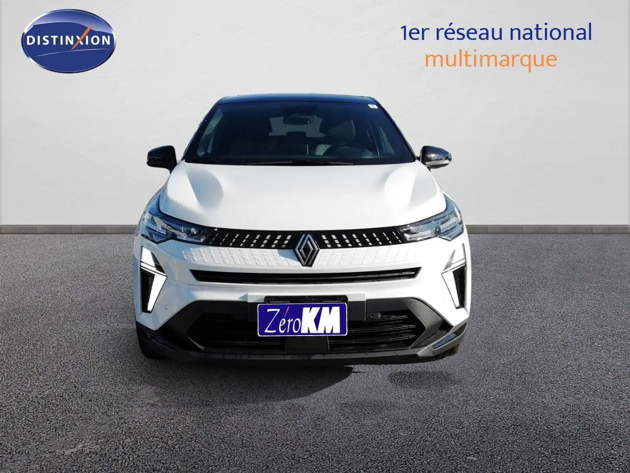 Vue avant d'un Renault Captur 2026 blanc nacré avec toit noir, mettant en valeur sa calandre moderne et ses feux LED distinctifs.