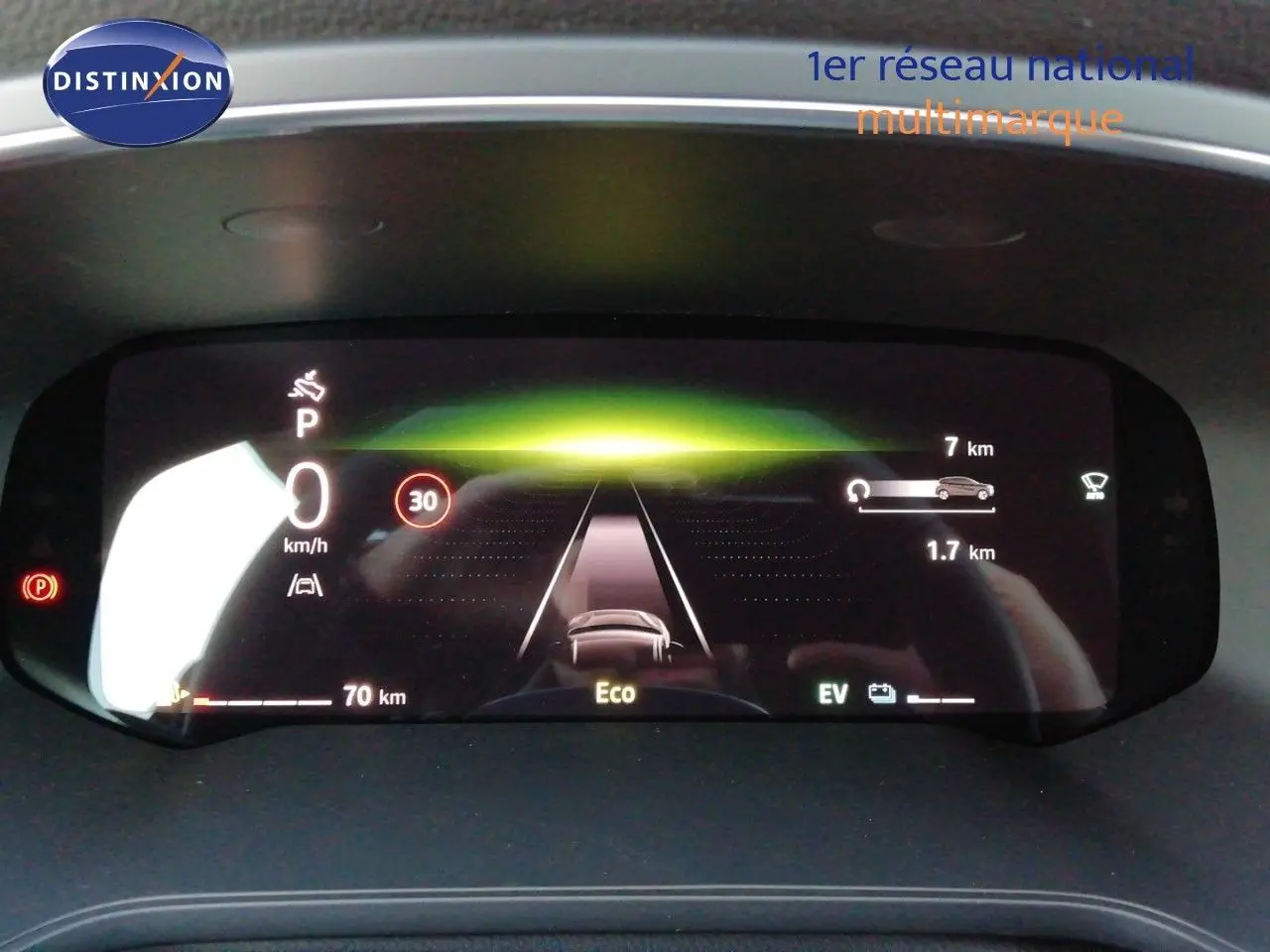 Tableau de bord numérique du Renault Captur E-Tech 2026 affichant la vitesse, mode Eco et assistance à la conduite.