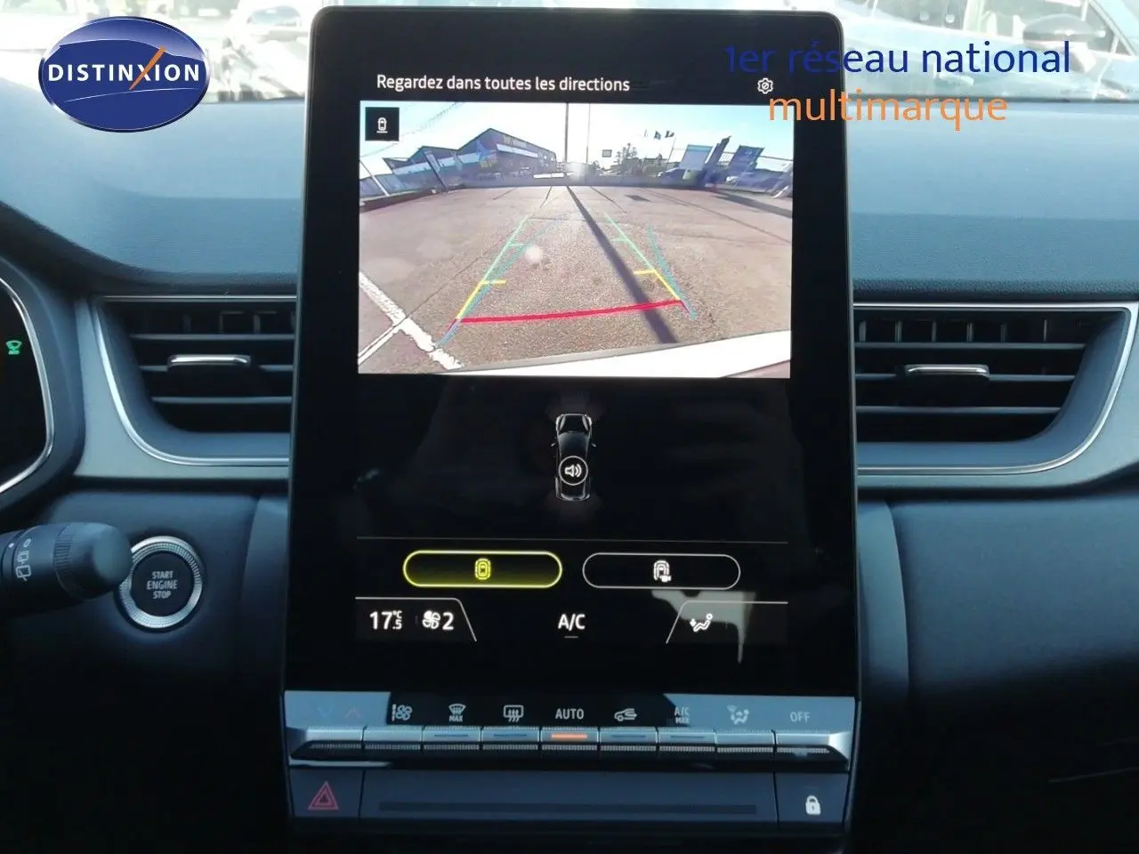 Vue intérieure centrée sur l'écran tactile affichant la caméra de recul du Renault Captur blanc nacré avec toit noir.