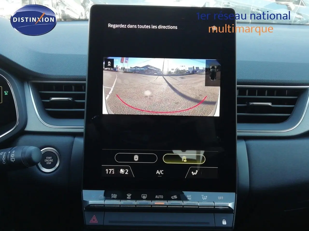 Vue rapprochée de l’écran central tactile du Renault Captur E-Tech 2026, affichant la caméra de recul.