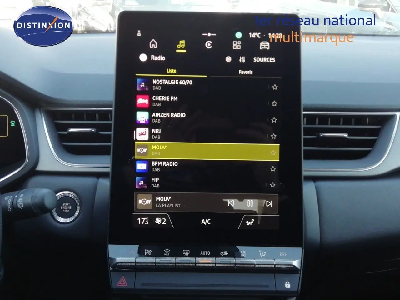 Vue intérieure du tableau de bord du Renault Captur E-Tech 2026, avec écran tactile central affichant les stations radio.