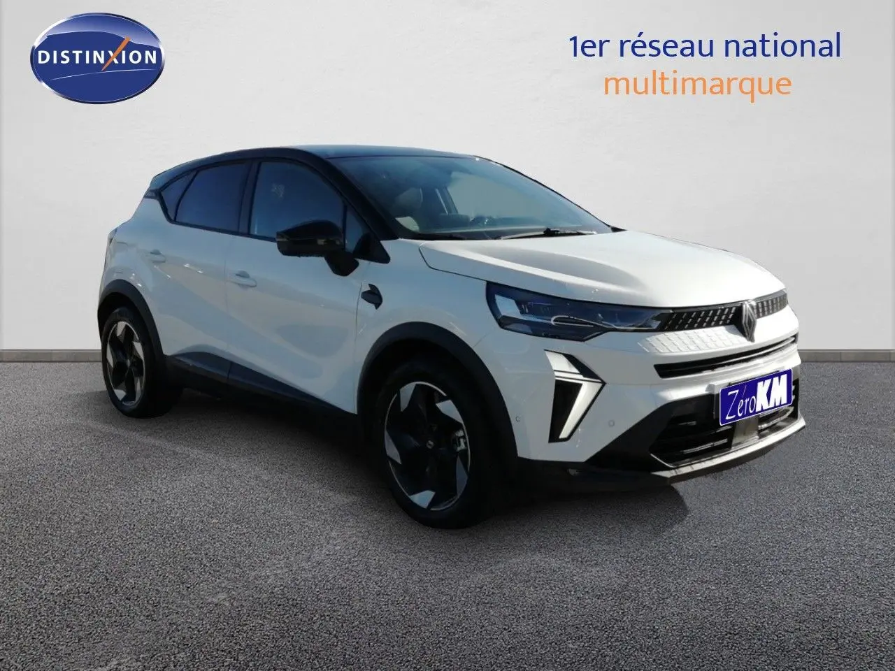 Renault Captur E-Tech hybride blanc nacré et toit noir, vue 3/4 avant droit avec jantes noires distinctives.