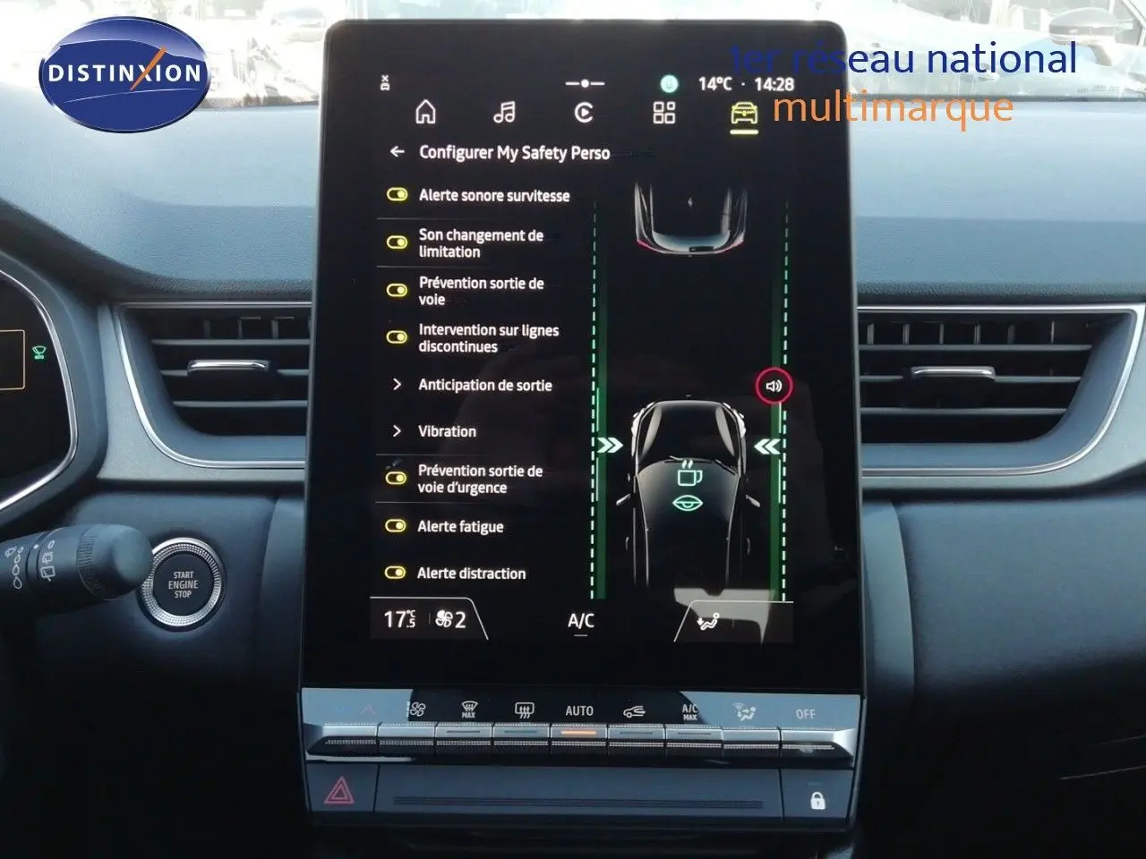 Vue intérieure du tableau de bord du Renault Captur E-Tech 2026, écran tactile central affichant les aides à la conduite.