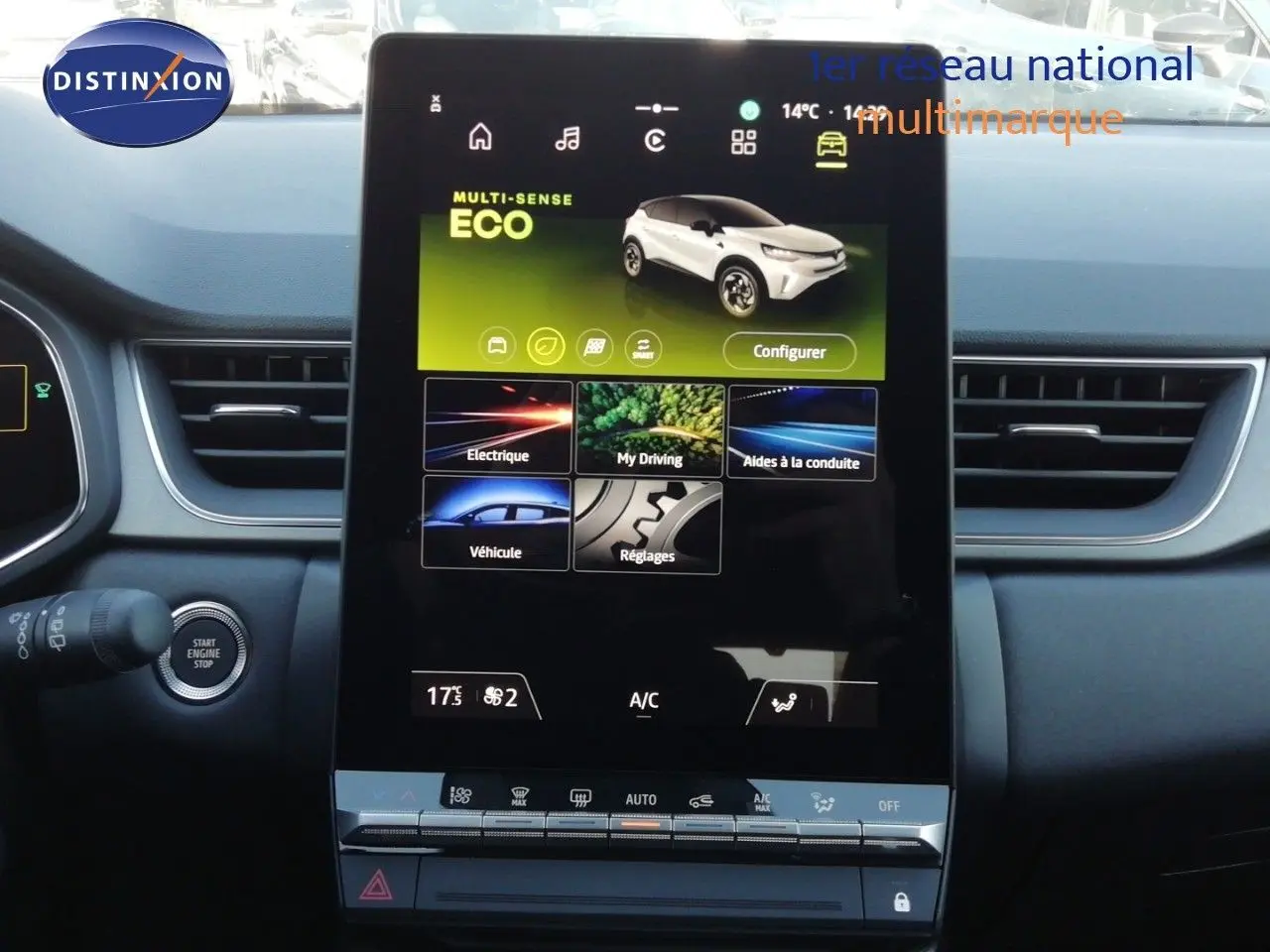Écran tactile central du tableau de bord du Renault Captur blanc nacré avec toit noir, affichant le mode ECO et options de conduite.