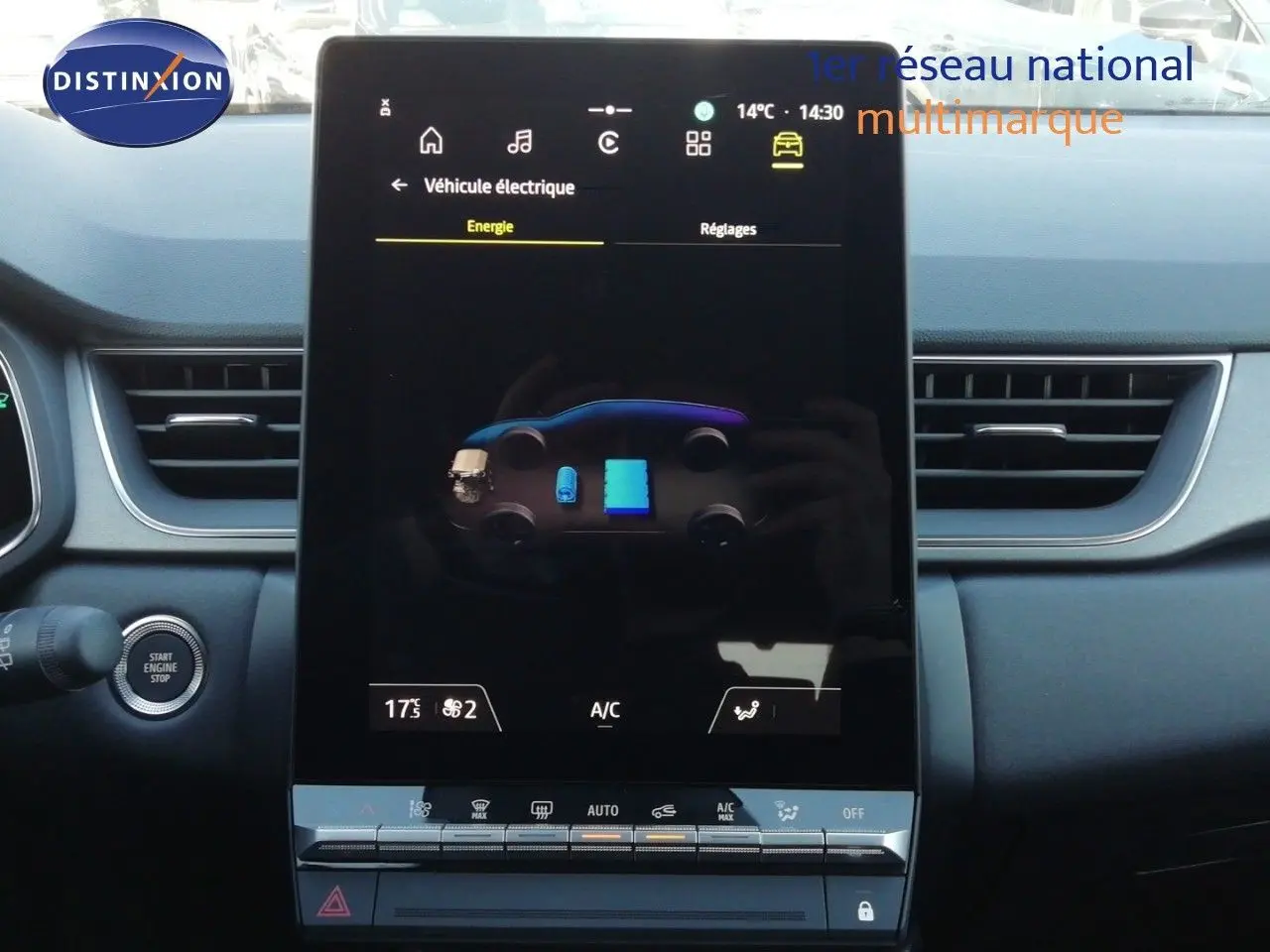 Vue centrale de l'écran tactile du tableau de bord du Renault Captur blanc nacré, affichant les réglages énergie et climatisation.