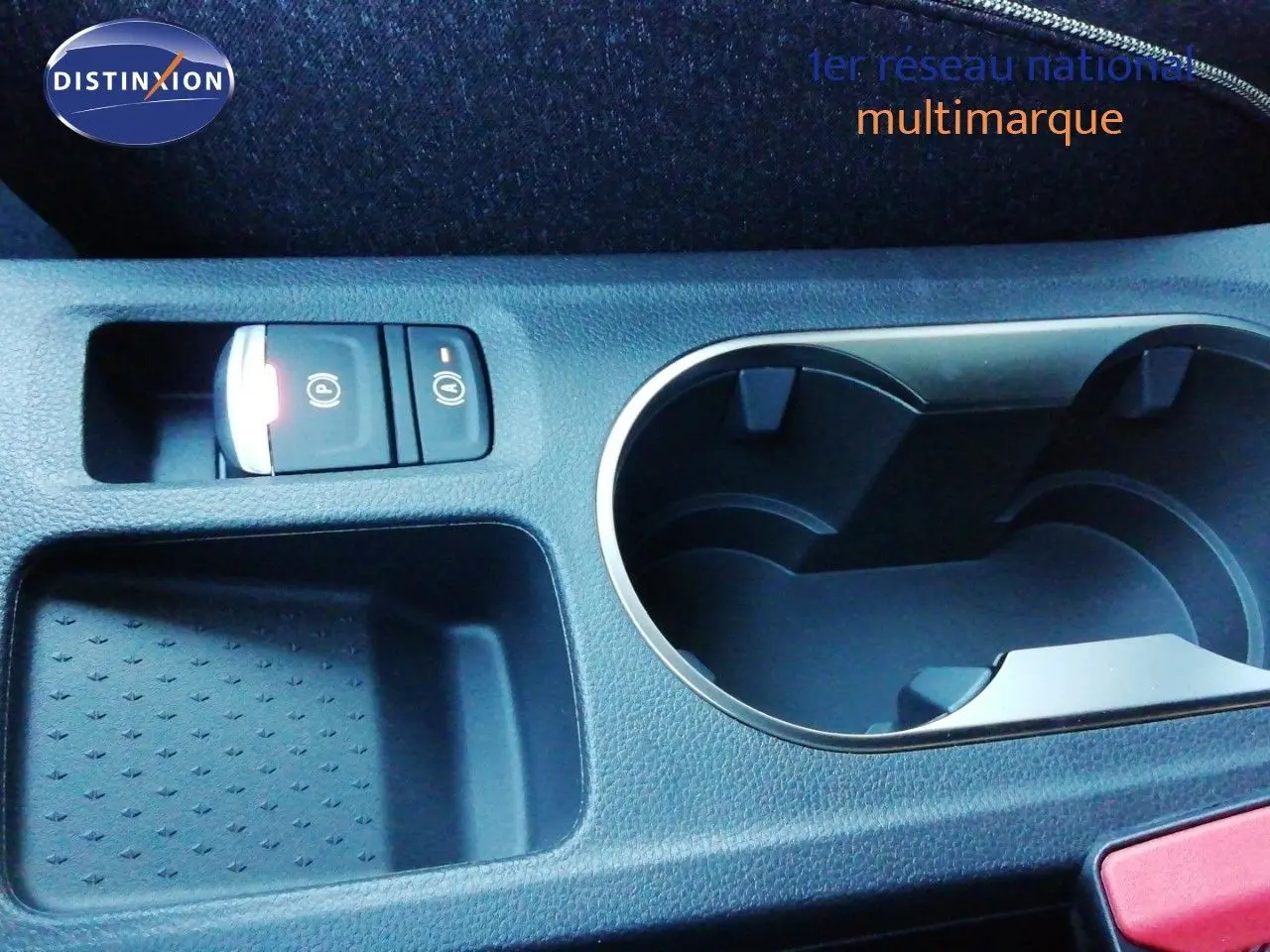 Gros plan sur la console centrale du Renault Captur 2026, montrant les porte-gobelets et les boutons de frein à main électrique.