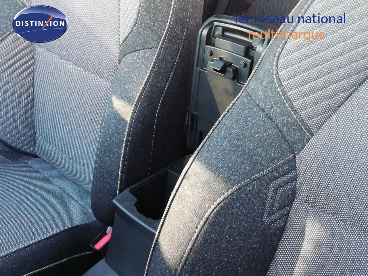 Gros plan sur les sièges avant en tissu gris foncé du Renault Captur E-Tech 2026, avec console centrale ouverte.