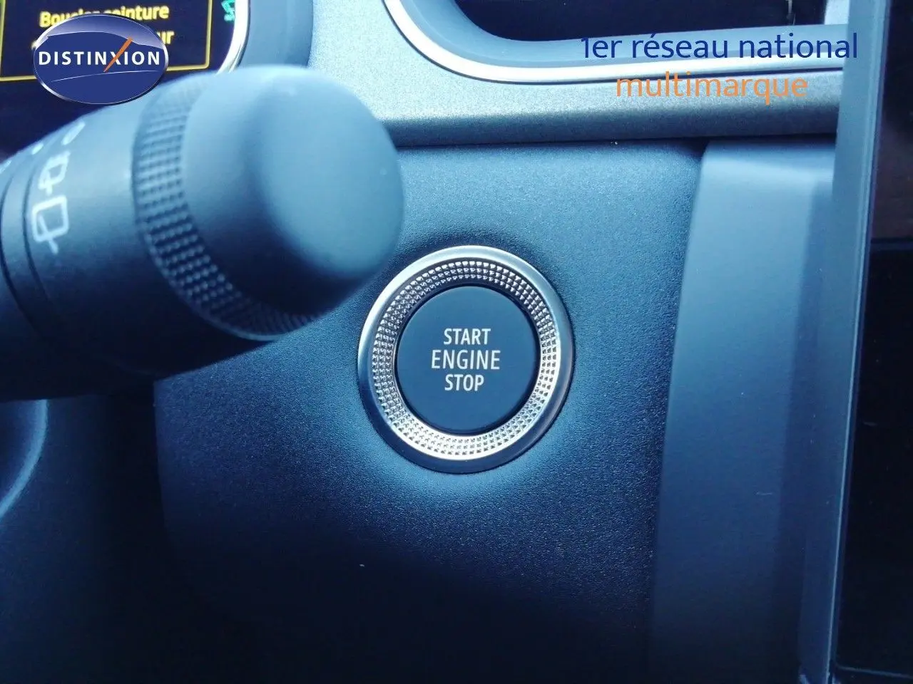 Gros plan sur le bouton Start Engine Stop dans l’habitacle du Renault Captur blanc nacré 2026, version hybride.