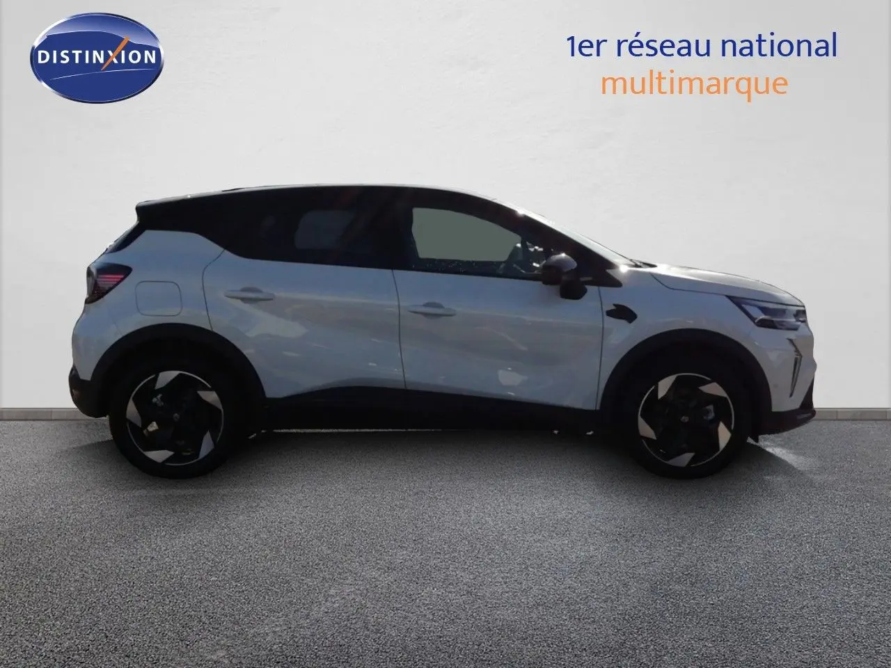 Profil droit du Renault Captur 2026 blanc nacré avec toit noir, soulignant ses jantes noires et design moderne.