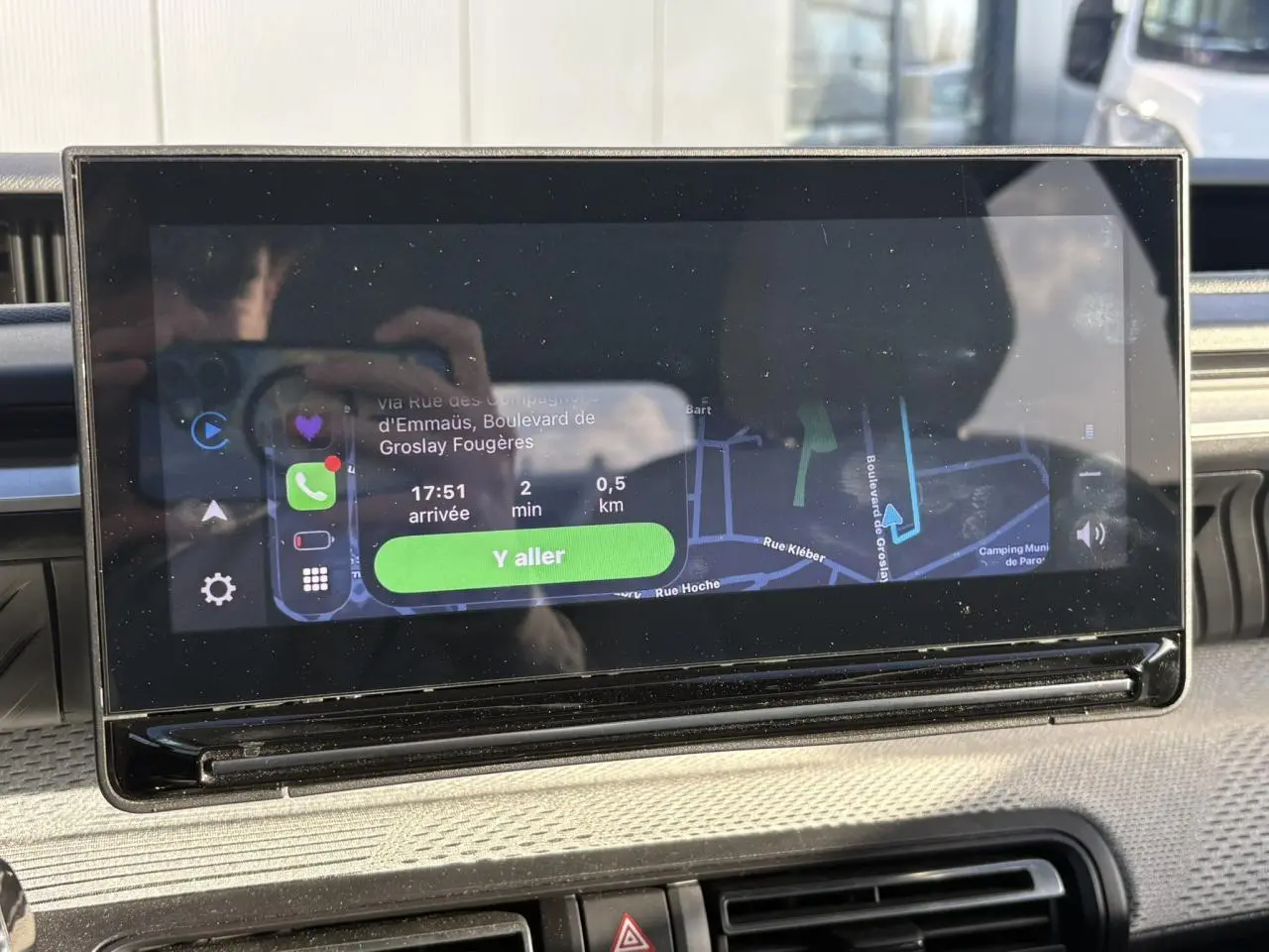Écran central tactile de navigation 10 pouces affichant un itinéraire dans l’habitacle d’une Citroën C3 2025.