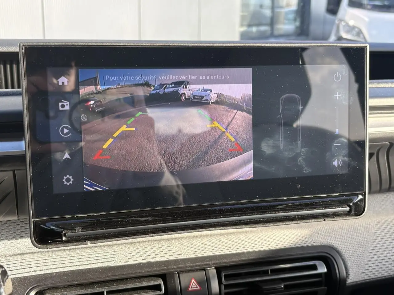 Écran central de la Citroën C3 Turbo 100 Max montrant la caméra de recul avec guidage coloré, intérieur gris clair.