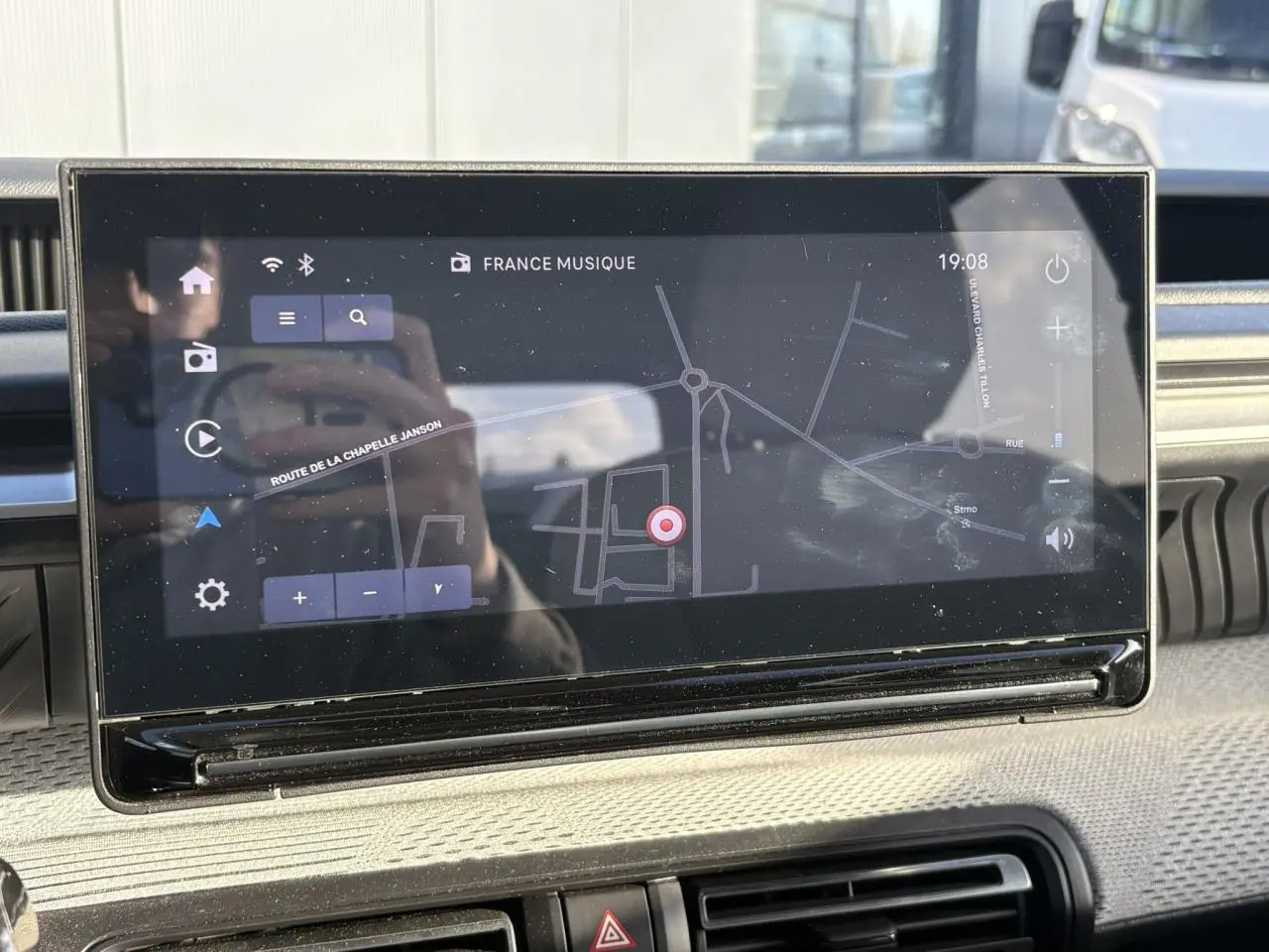 Écran central tactile de navigation 10 pouces affichant une carte dans l’habitacle de la Citroën C3 2025.
