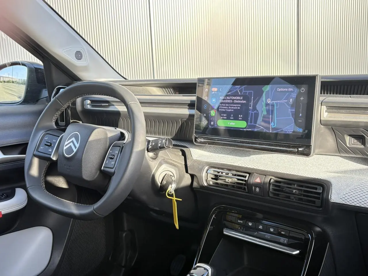 Vue intérieure côté conducteur de la Citroën C3 Turbo 100 Max 2025 avec volant multifonction et écran GPS 10 pouces.