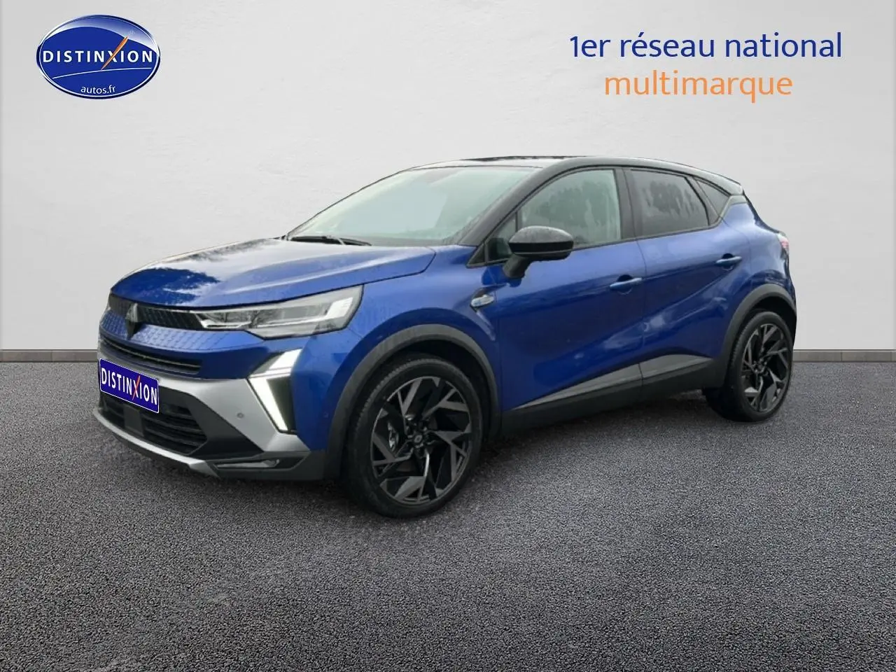 Renault Captur 2025 bleu iron et noir en 3/4 avant avec jantes alu noires et feux LED distinctifs.