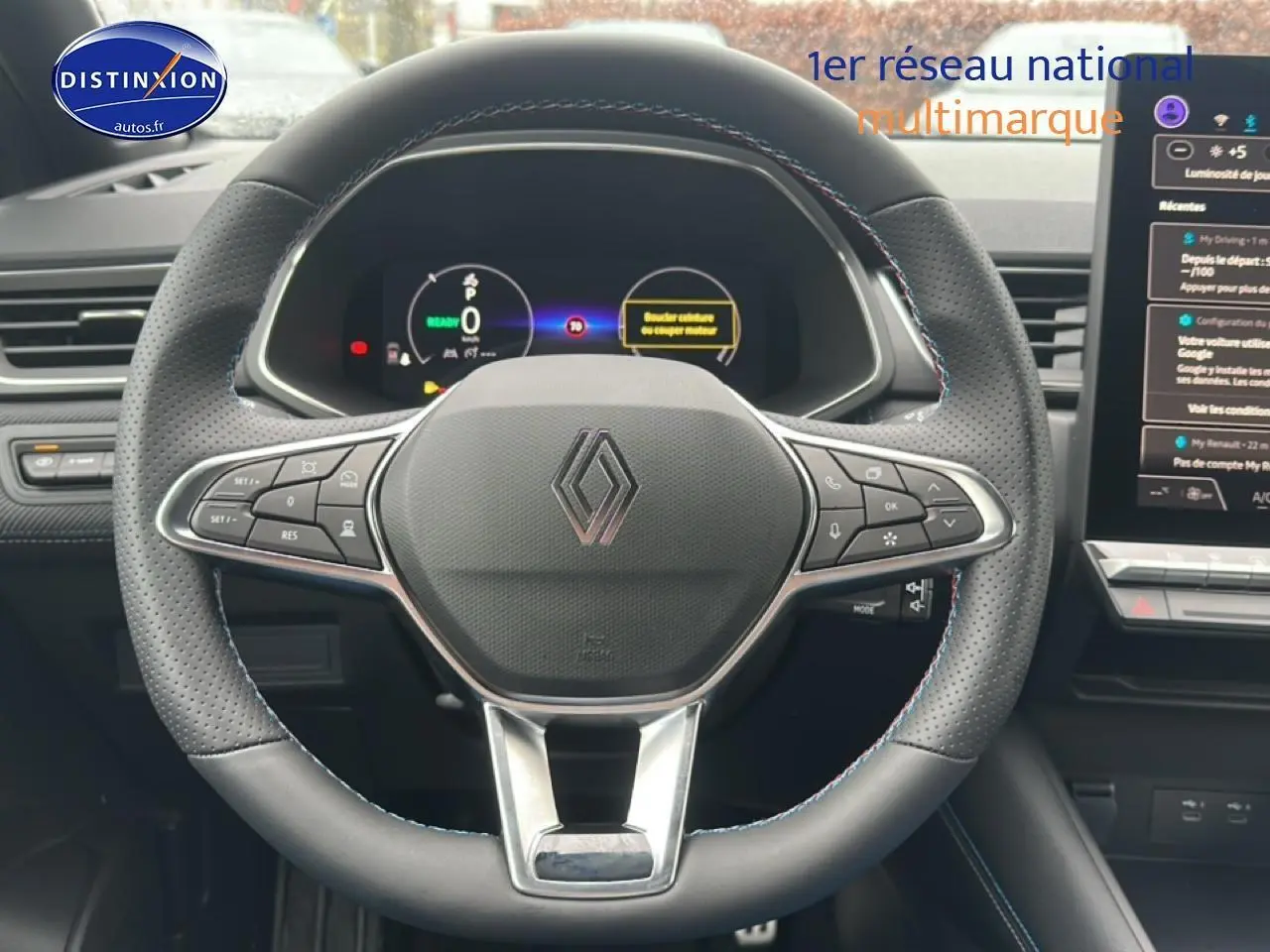 Vue intérieure centrée sur le volant cuir multifonction de la Renault Captur 2025 avec tableau de bord digital.