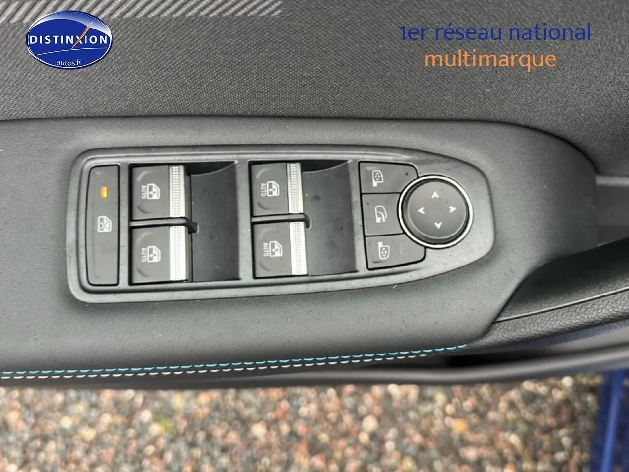 Gros plan sur les commandes des vitres et rétroviseurs côté conducteur du Renault Captur bleu iron 2025 esprit alpine.