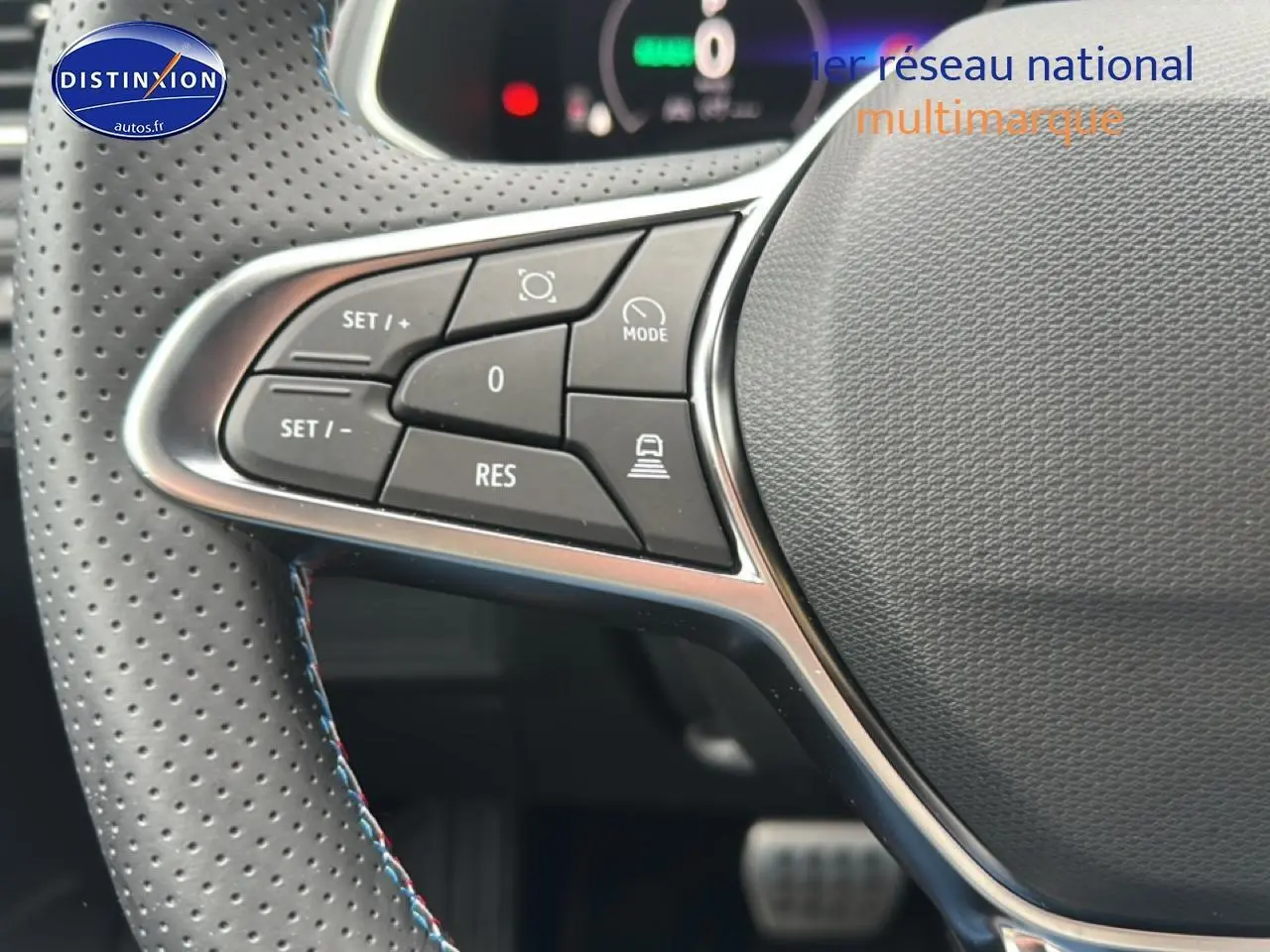 Gros plan sur les commandes à gauche du volant cuir perforé du Renault Captur 1.8 e-tech hybride 2025 esprit Alpine.