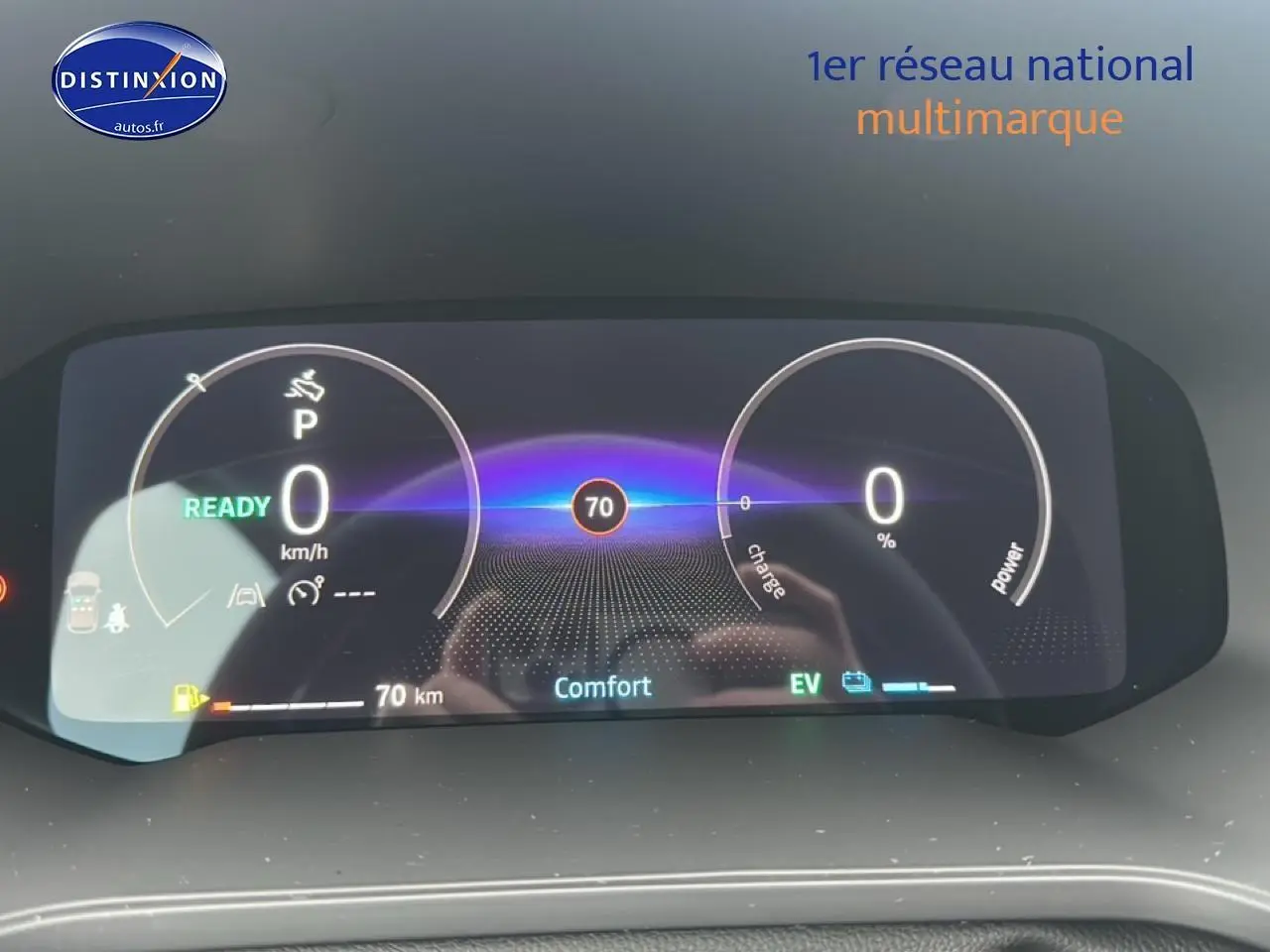 Tableau de bord numérique du Renault Captur 2025 affichant vitesse, mode confort et autonomie, vue de face.