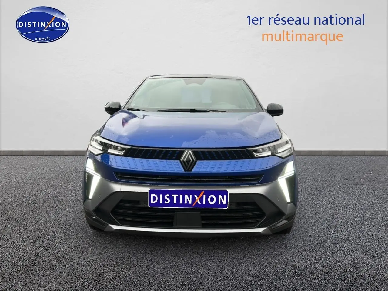 Vue avant du Renault Captur 2025 bleu iron avec feux LED et calandre noire esprit Alpine.
