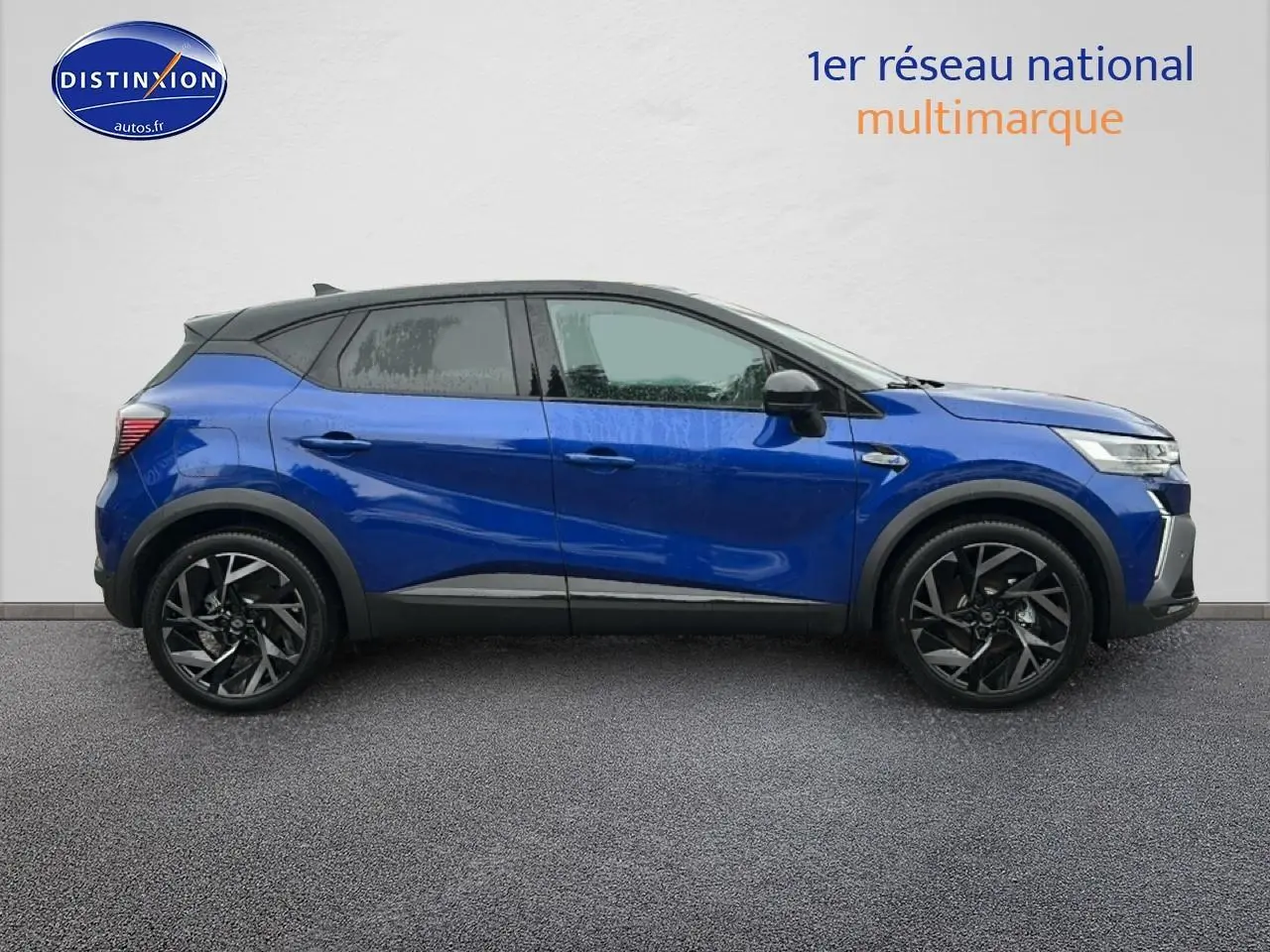 Profil droit du Renault Captur 2025 hybride bleu iron avec toit noir et jantes alliage noires.