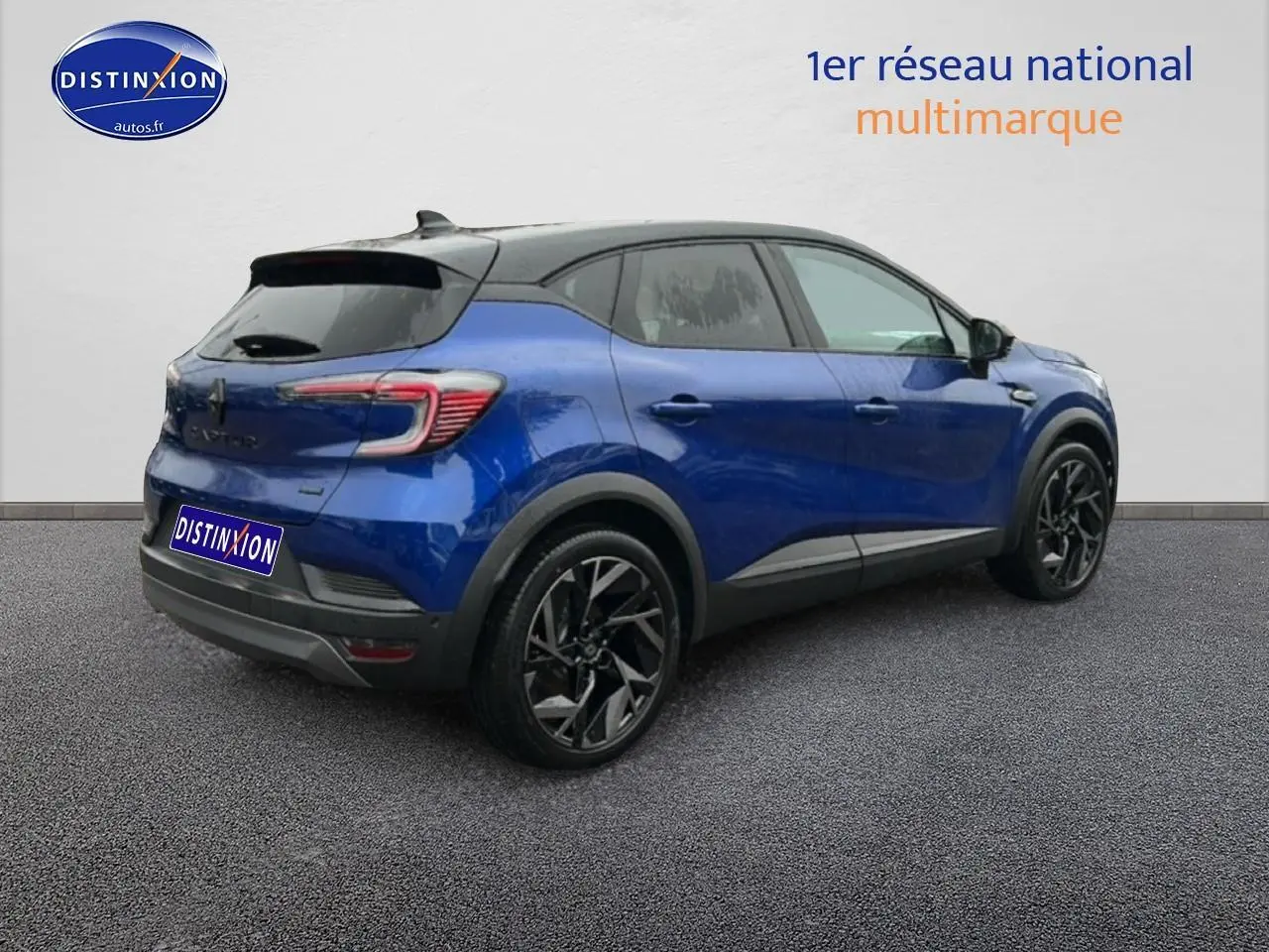 Renault Captur 2025 bleu iron et noir, vue 3/4 arrière droit avec jantes alu noires et toit noir.