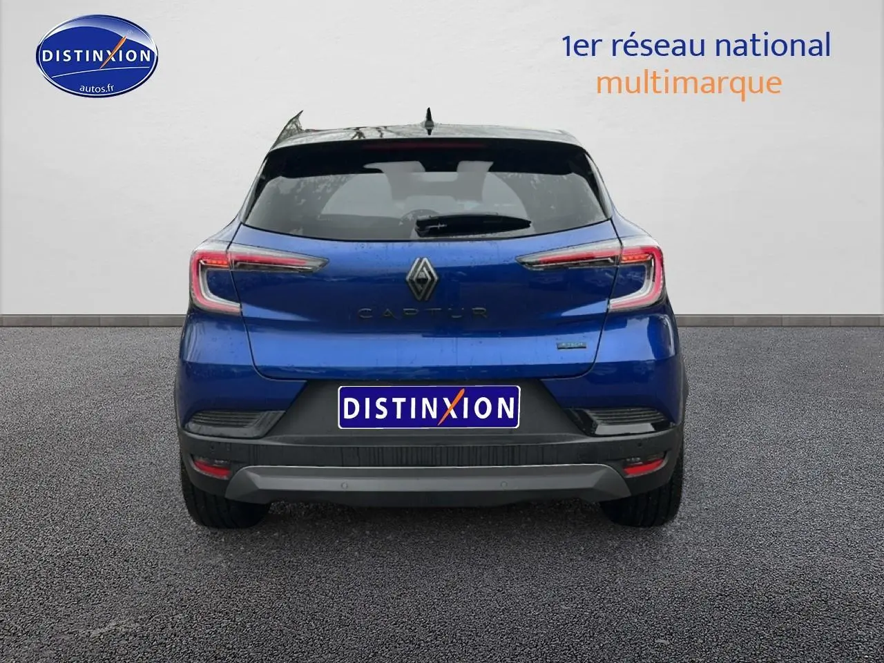 Vue arrière d'un Renault Captur 2025 bleu iron avec toit noir et feux arrière LED distinctifs.