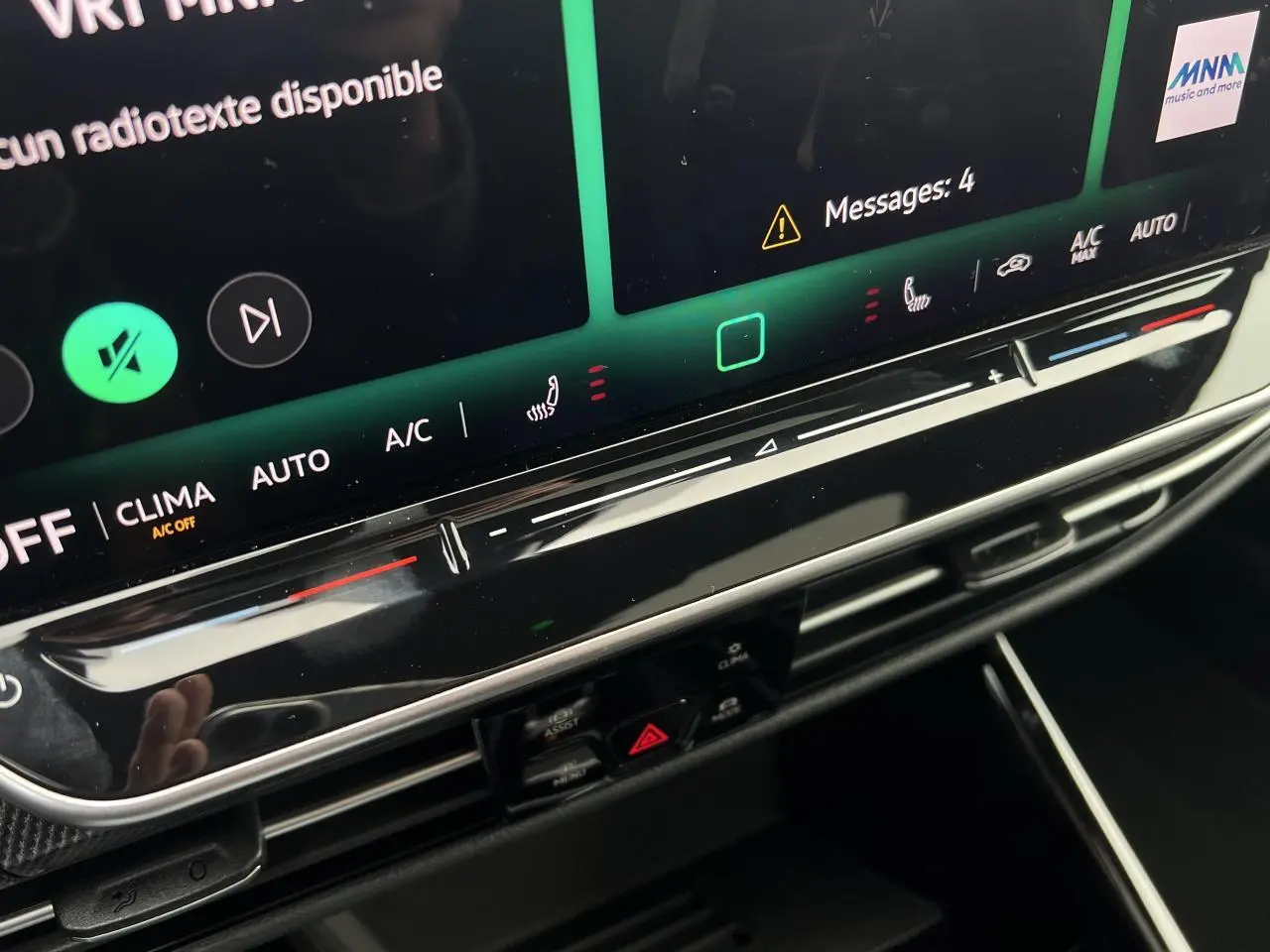 Vue rapprochée de la console centrale tactile de la Volkswagen Golf VIII noire, mettant en valeur les commandes climatisation et écran digital.