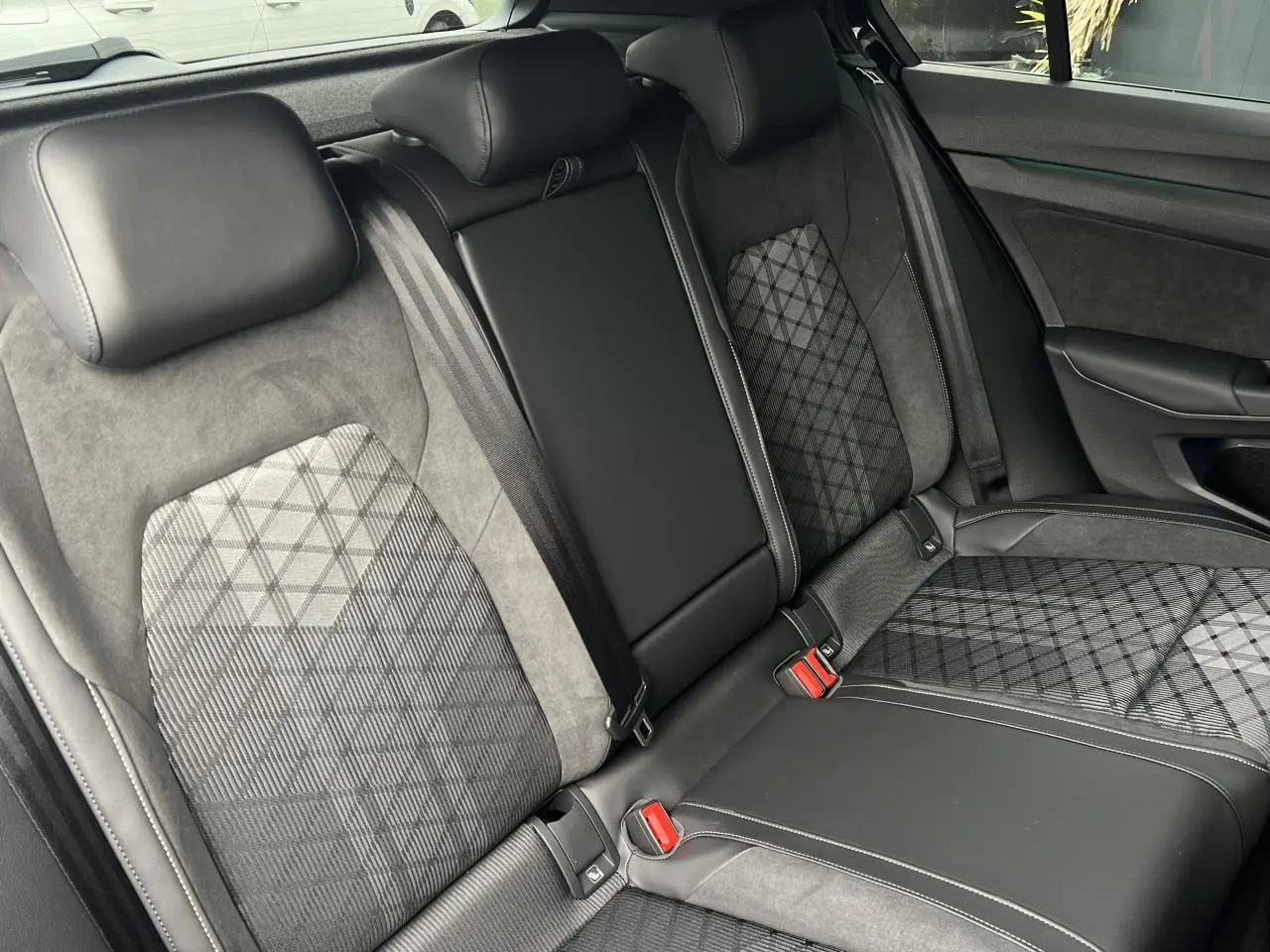 Vue intérieure des sièges arrière en tissu et cuir noir avec motifs géométriques de la Volkswagen Golf VIII R-Line 2026.