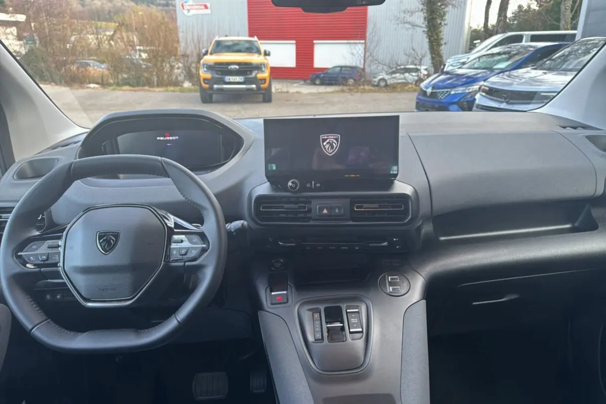 Vue intérieure du tableau de bord du Peugeot Rifter 2026 avec volant cuir multifonctions et écran tactile central.