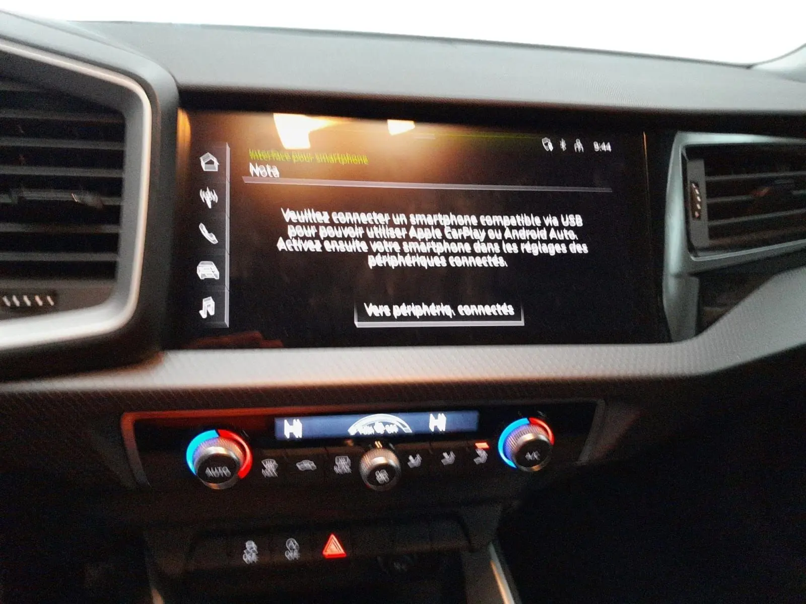 Gros plan sur la console centrale de l'Audi A1 Sportback 2023, affichant la climatisation bi-zone à 20°C.