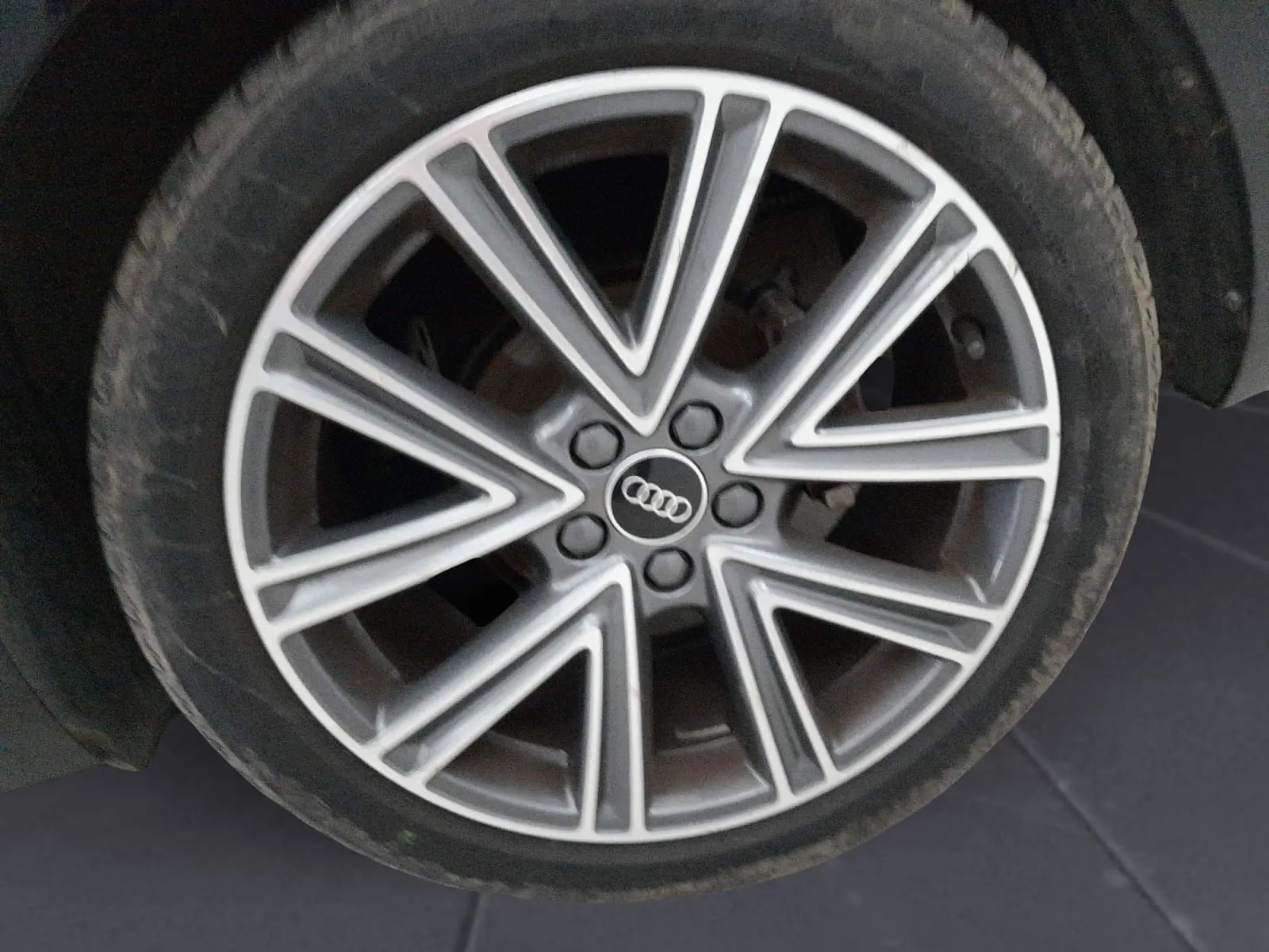 Vue rapprochée du volant en cuir noir et du tableau de bord numérique de l'Audi A1 Sportback 2023 essence.