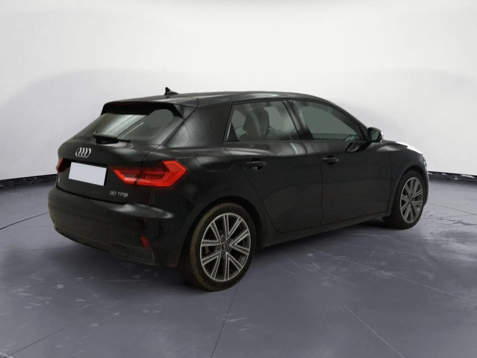 Audi A1 Sportback noir/gris vue 3/4 arrière droit, avec jantes alliage et feux arrière LED distinctifs.